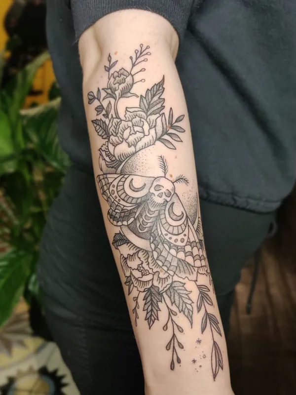 black and grey blackwork tatuaje en forearm #43949 | Tatuador Polly Heggenes