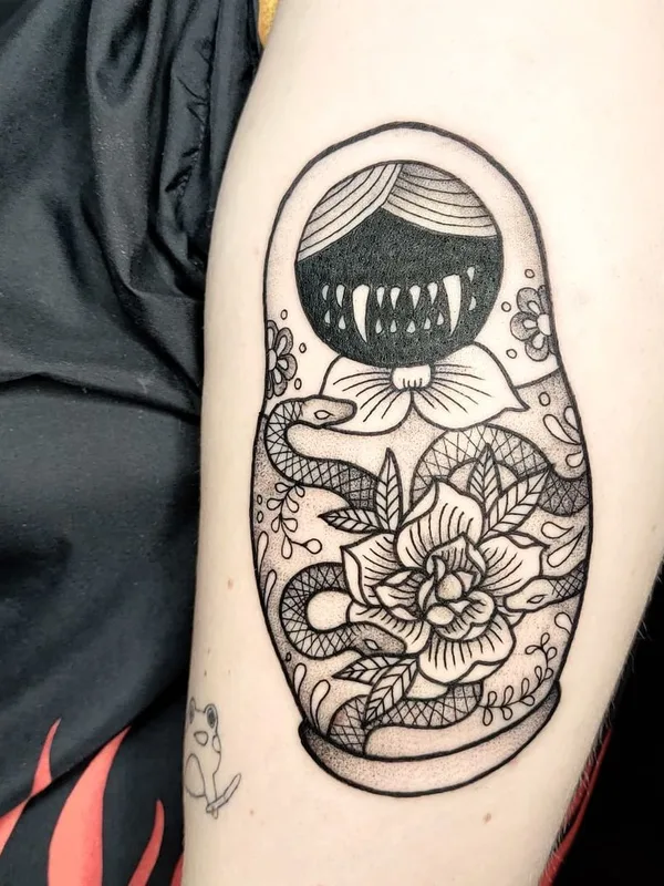 black and grey blackwork tatuaje en outer arm #43942 | Tatuador Polly Heggenes