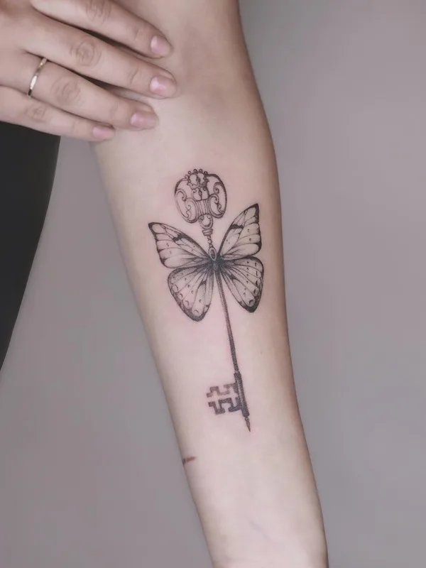 black and grey linework tattoo auf forearm #43995 | Tätowierer Полина Тарасенко