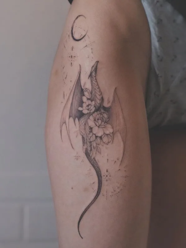 female black and grey fineline tattoo auf thigh #43994 | Tätowierer Полина Тарасенко