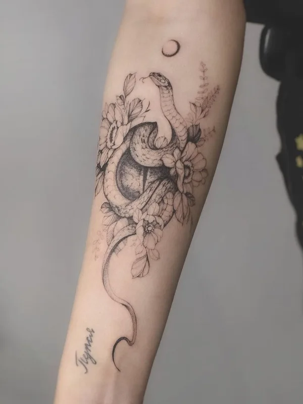 female black and grey fineline tattoo auf forearm #44001 | Tätowierer Полина Тарасенко