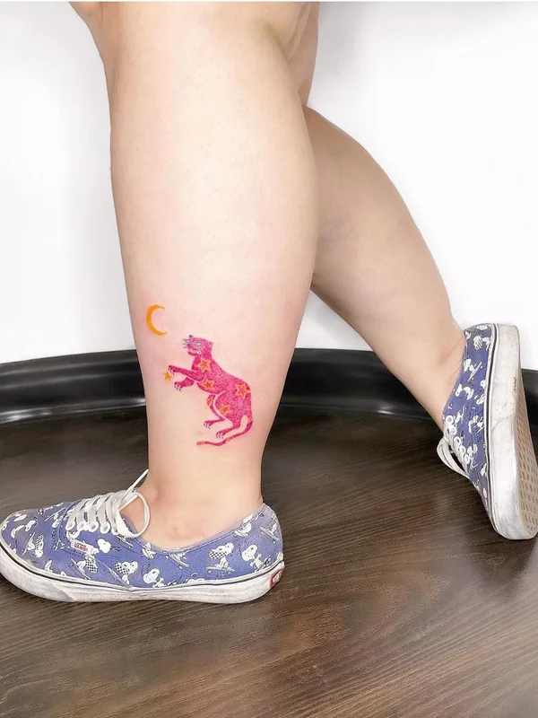 female color illustrative Tatuaggio su calf #44025 | Tatuatore Liniyami tattoo