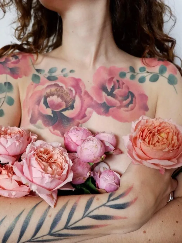 female color watercolor tatuaje en chest #44165 | Tatuador Ann Lilya