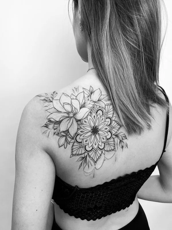 female black and grey linework tattoo auf shoulder blade #50095 | Tätowierer Анна Иванова