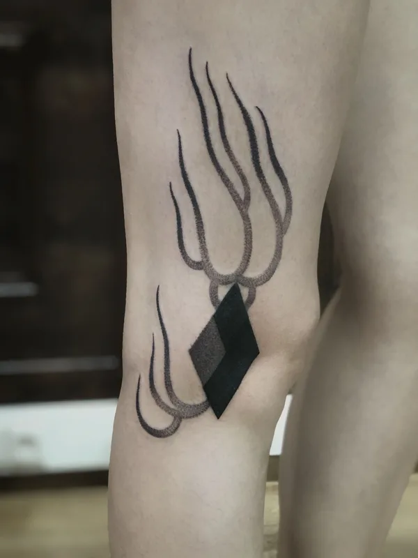 black geometric татуировка на knee #35421 | Тату мастер Egor Vavilov