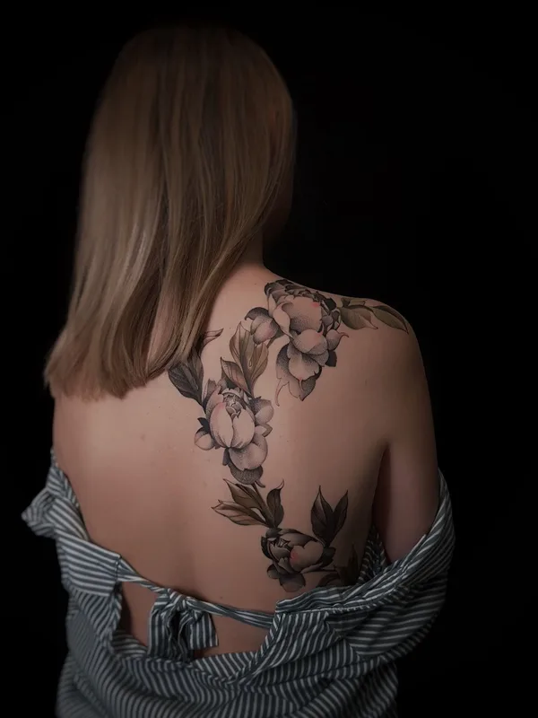 female black and grey botanic татуировка на upper back #35428 | Тату мастер Egor Vavilov