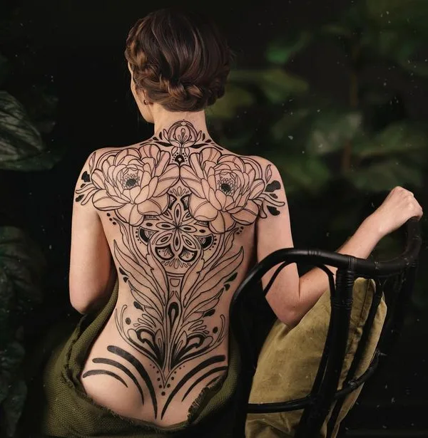 female black blackwork Tatuaggio su full back #65885 | Tatuatore Madame Medusa