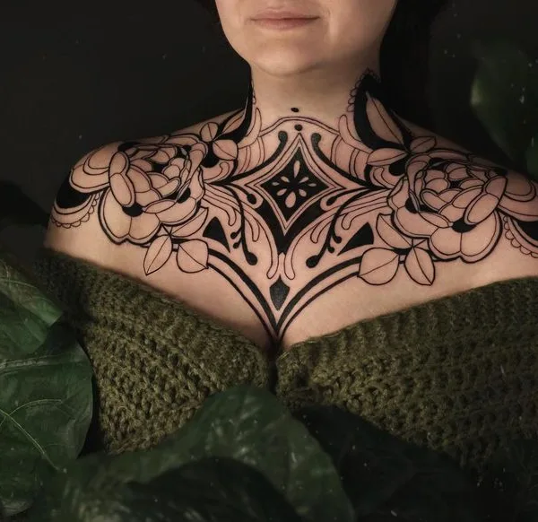 female black blackwork Tatuaggio su collarbone #65883 | Tatuatore Madame Medusa