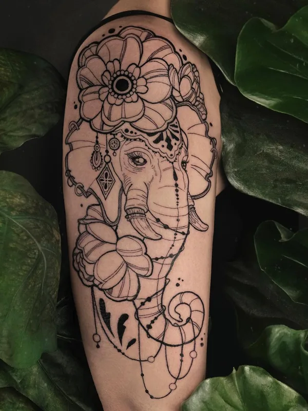 black linework Tatuaggio su upper arm #65894 | Tatuatore Madame Medusa