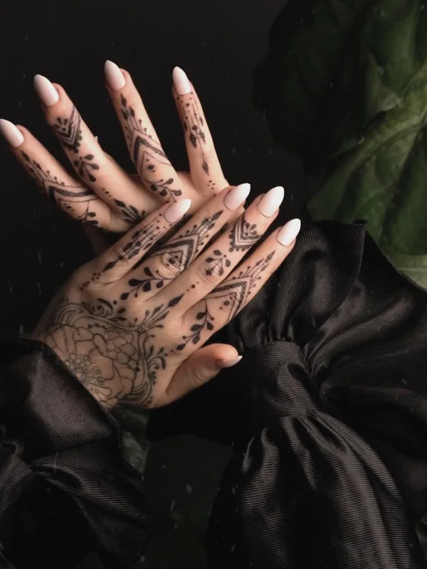 female black ornamental Tatuaggio su hand #65893 | Tatuatore Madame Medusa