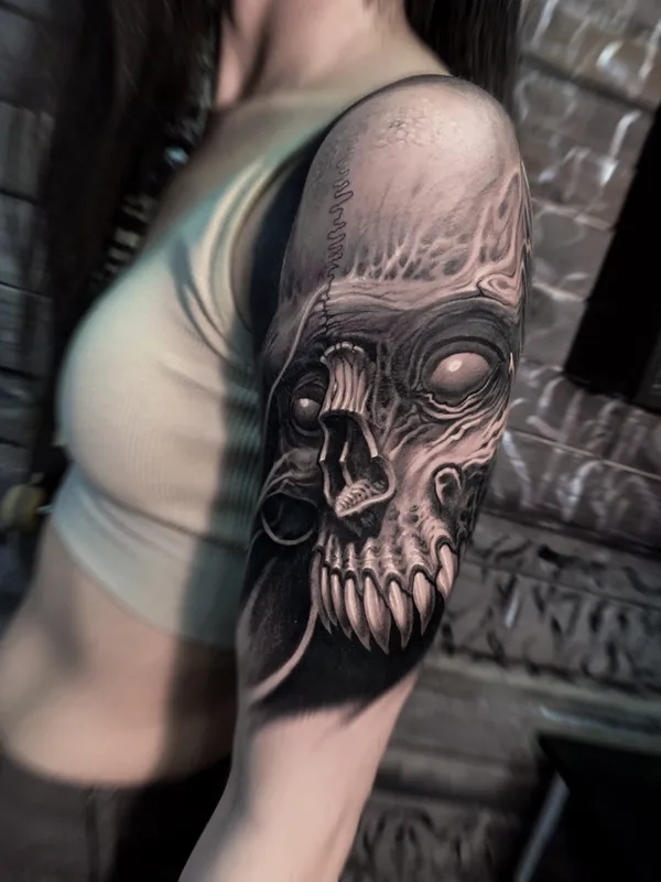 female black and grey realism tatouage sur upper arm #65938 | Artiste tatoueur Михаил Carnivane