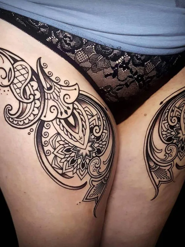 female black ornamental tatouage sur thigh #30324 | Artiste tatoueur Coen Mitchell