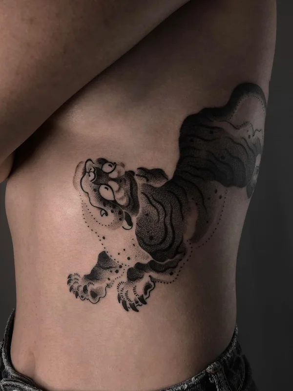 black and grey blackwork tattoo auf ribcage #40472 | Tätowierer Михаил Козлов