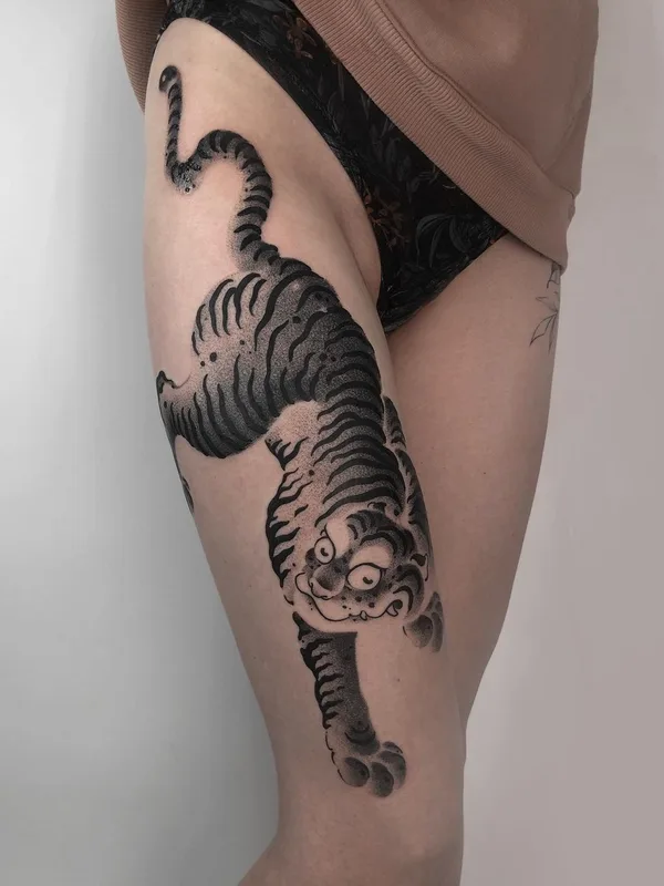 female black and grey japanese tattoo auf thigh #40463 | Tätowierer Михаил Козлов