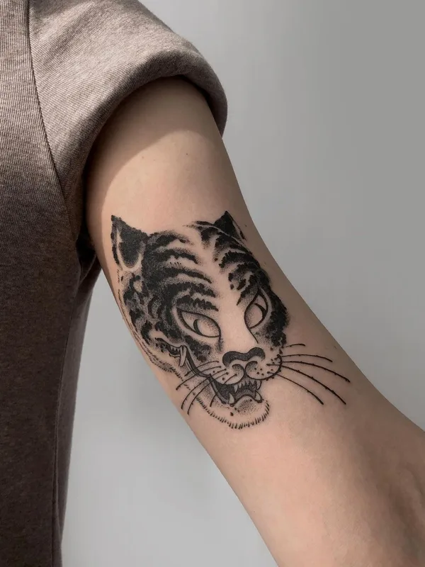 black blackwork tattoo auf forearm #40473 | Tätowierer Михаил Козлов
