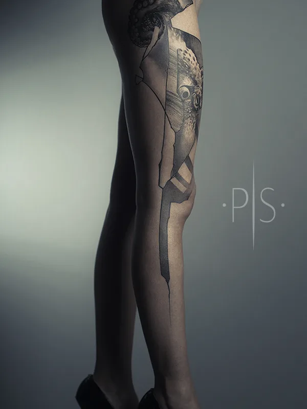 female black and grey abstract tattoo auf thigh #55266 | Tätowierer Platon Sosnitsky