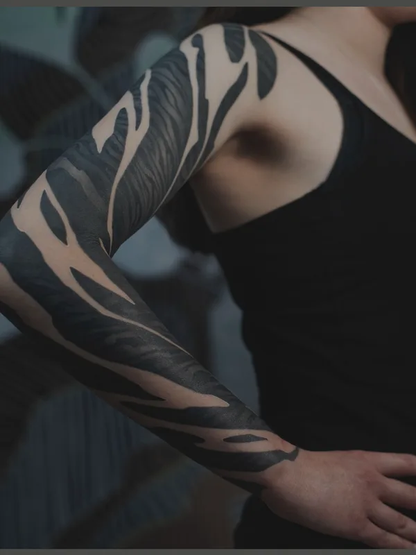 female black blackwork tattoo auf full sleeve #55272 | Tätowierer Platon Sosnitsky