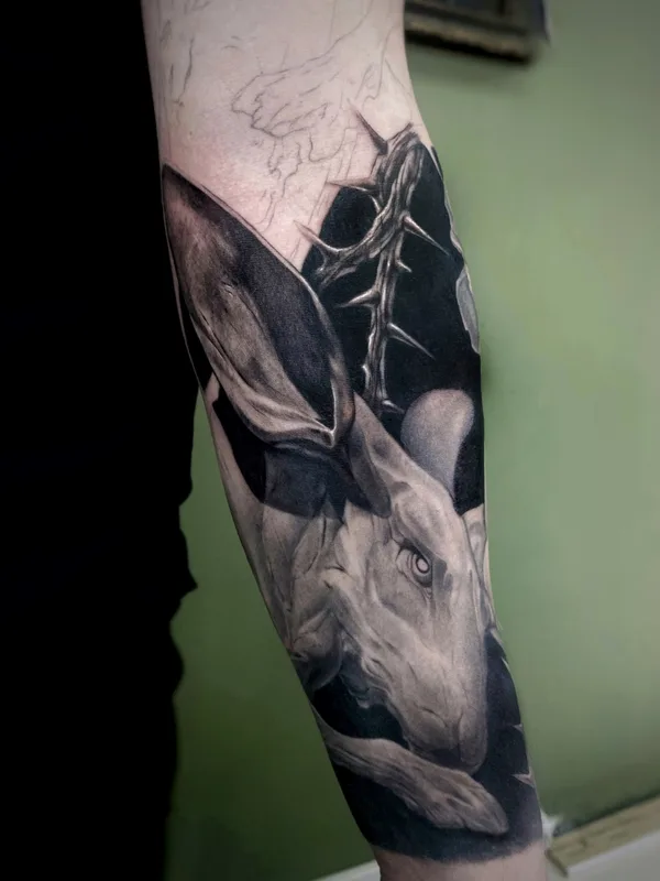 black and grey realism tattoo auf forearm #70000 | Tätowierer Andrey Pavlenko