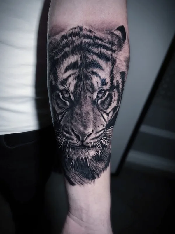 black and grey realism татуировка на forearm #70038 | Тату мастер Виктория Зиман