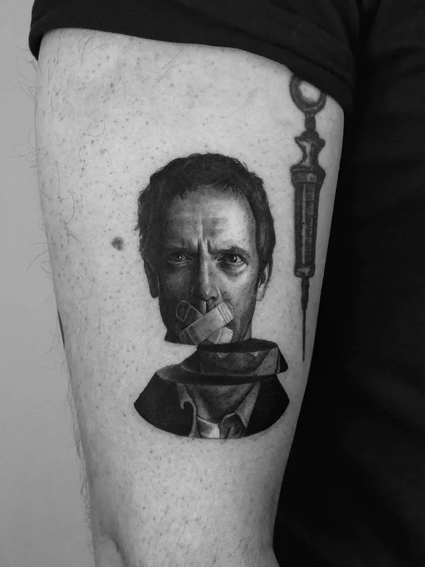 black and grey realism 纹身 在 thigh #55860 | 纹身师 Dani Sanz