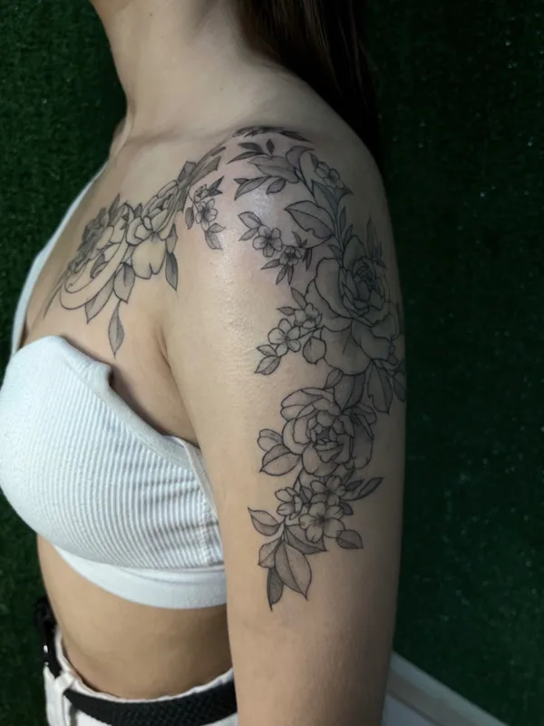 female black and grey linework Tatuaggio su shoulder #72746 | Tatuatore Татьяна Гущина
