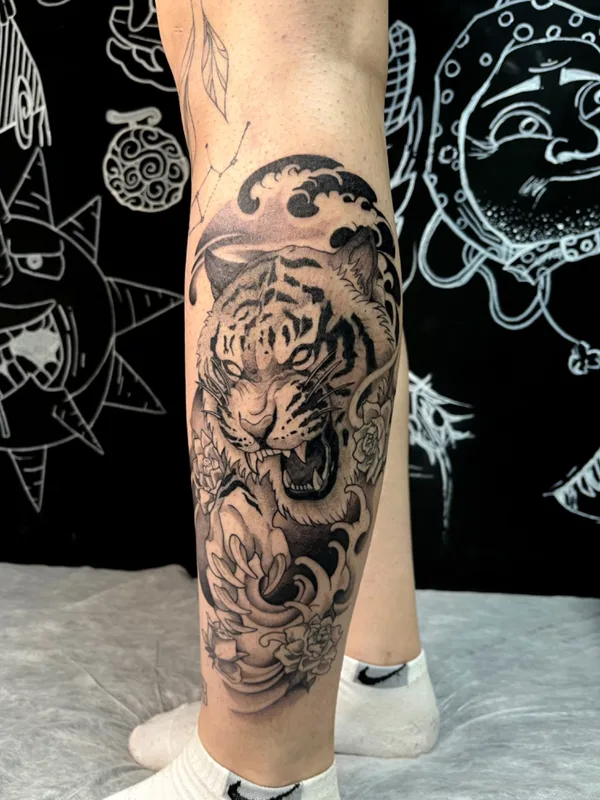 black and grey japanese Tatuaggio su calf #72741 | Tatuatore Татьяна Гущина