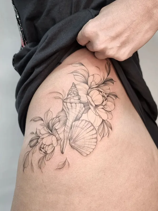 female black and grey fineline 纹身 在 hip #58714 | 纹身师 Karol Dias