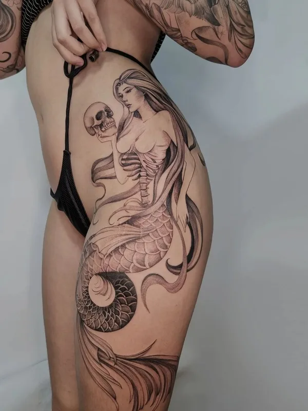 female black and grey black and grey 纹身 在 thigh #58711 | 纹身师 Karol Dias