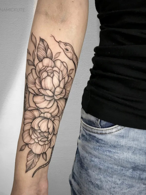 female black and grey blackwork татуировка на forearm #42669 | Тату мастер Кристина Мицкуте