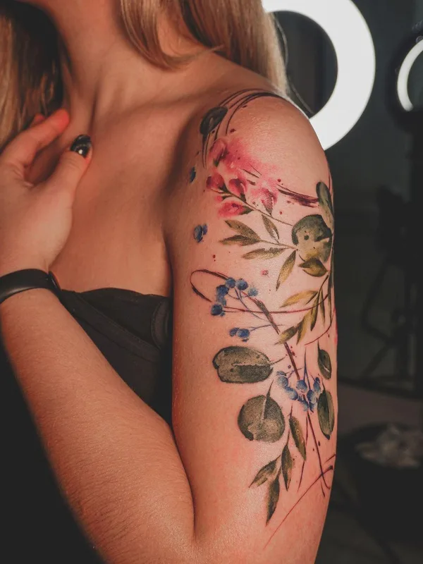 female color watercolor tatuaje en upper arm #44203 | Tatuador Diana Ivashkevich