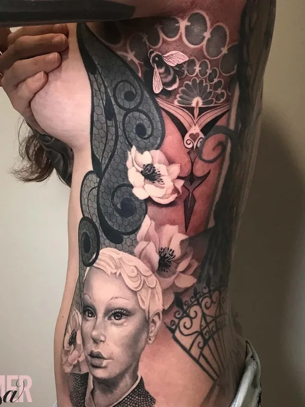 female black and grey realism tatuaje en side #44248 | Tatuador Lisa Ammer