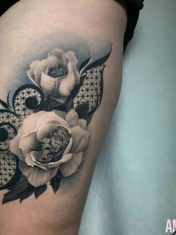 female black and grey black and grey tatuaje en thigh #44250 | Tatuador Lisa Ammer