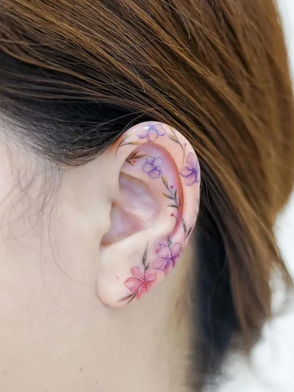 female color botanic tattoo auf ear #44320 | Tätowierer Mini Lau