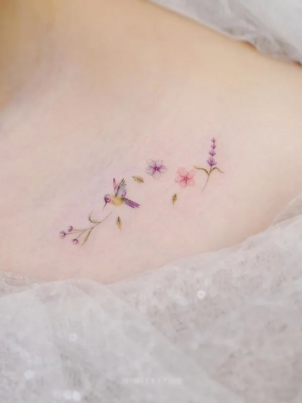 female color fineline tattoo auf collarbone #44325 | Tätowierer Mini Lau