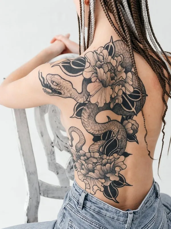female black and grey japanese tatuaje en full back #50135 | Tatuador Анастасия Паутова