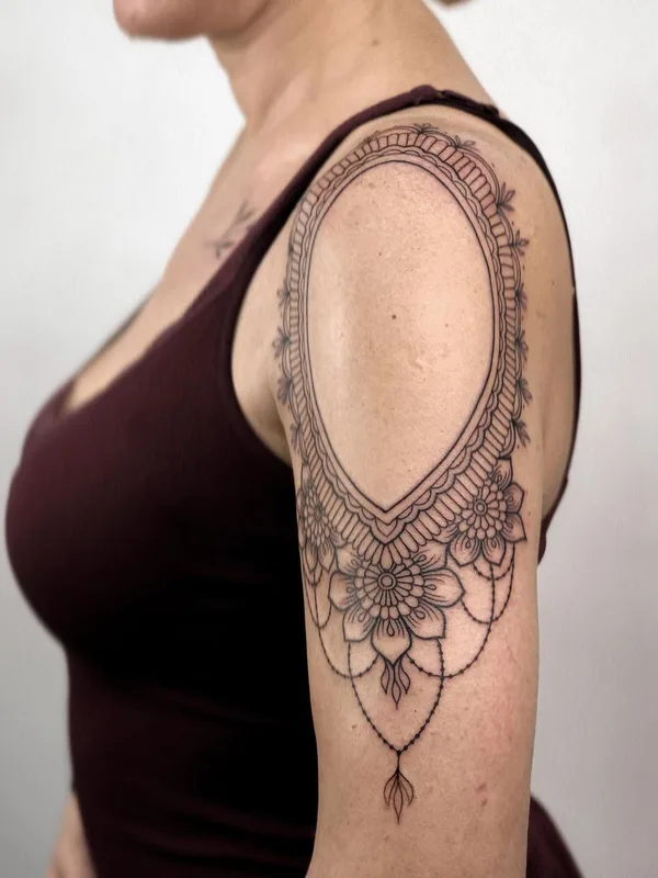 female black ornamental tatouage sur shoulder #50157 | Artiste tatoueur Святослав Синяшин