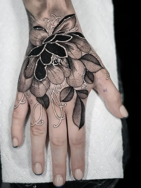 female black and grey blackwork 타투 부위 hand #63938 | 타투이스트 Boris Bianchi