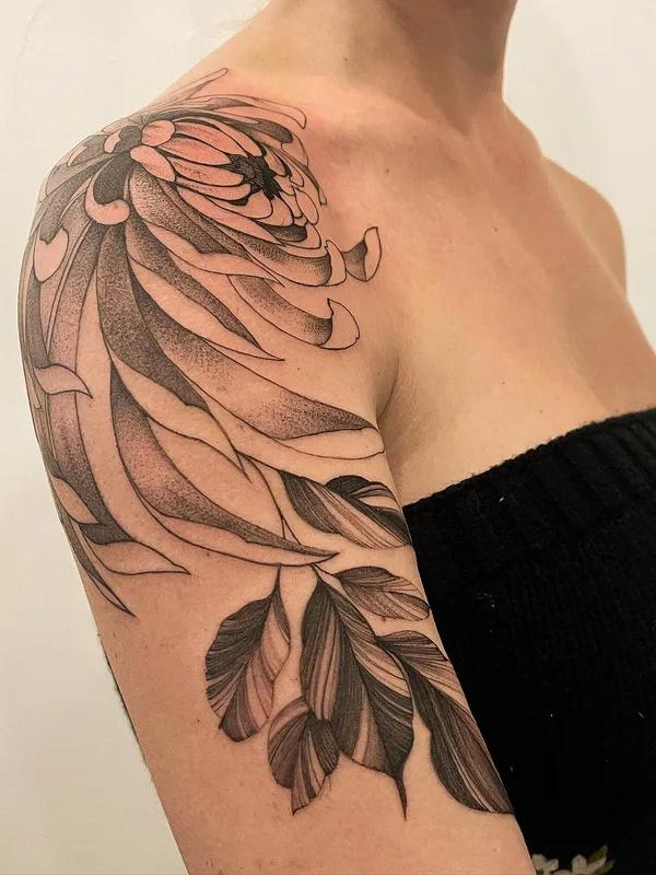 female black and grey blackwork Tatuagem em shoulder #63969 | Tatuador Suroshinn