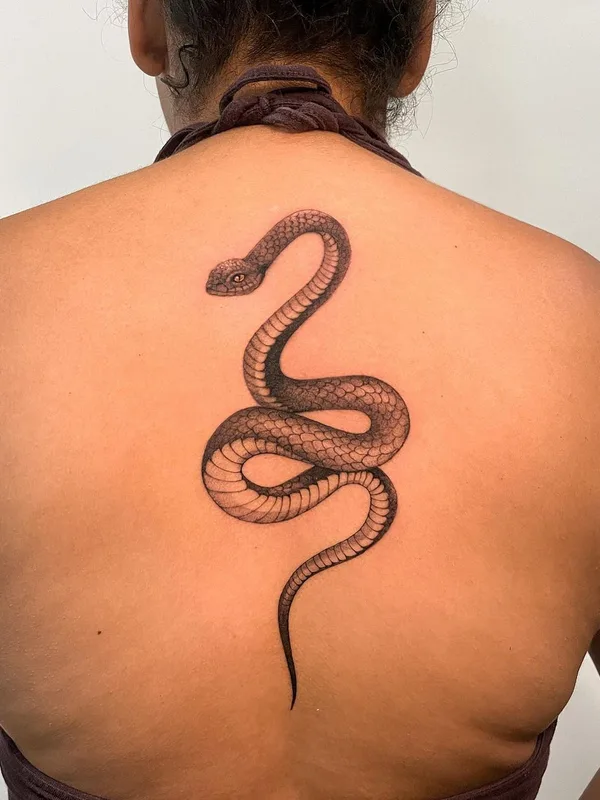 female black and grey blackwork Tatuagem em upper back #63976 | Tatuador Suroshinn