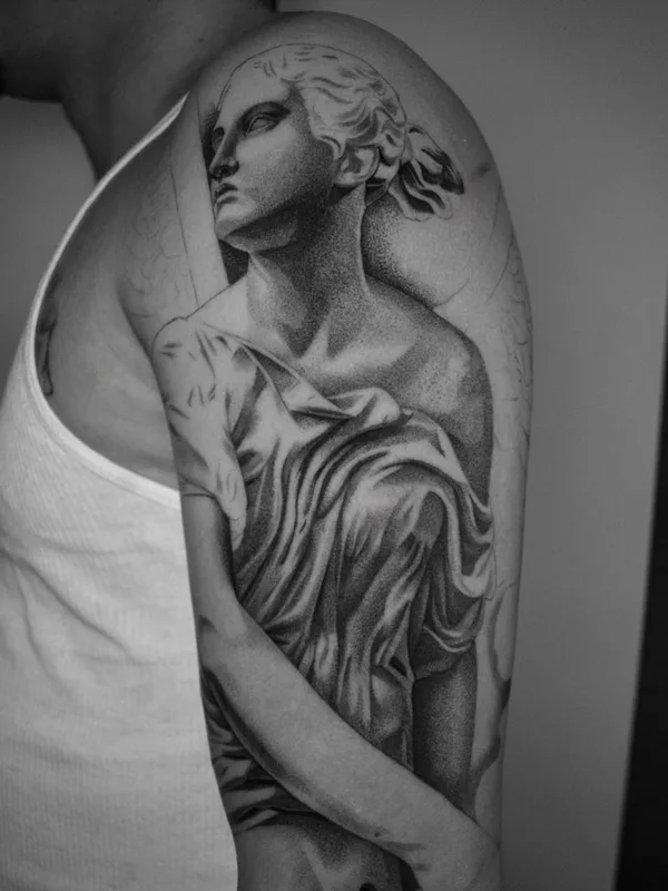 black and grey realism tatouage sur upper arm #64071 | Artiste tatoueur Raul Dares
