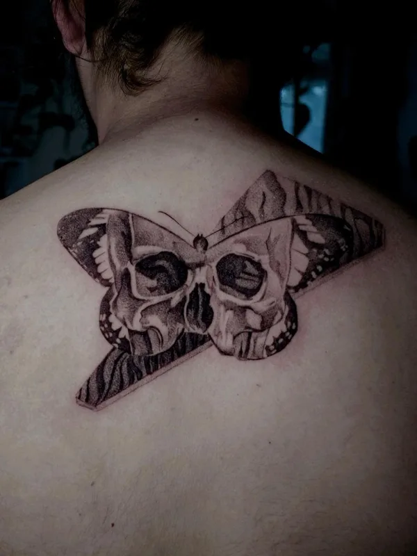 black and grey black and grey tatouage sur upper back #64070 | Artiste tatoueur Raul Dares