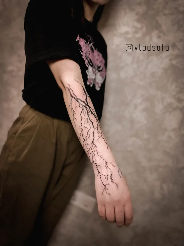 black linework Tatuaggio su forearm #64957 | Tatuatore Владислав Пермяков
