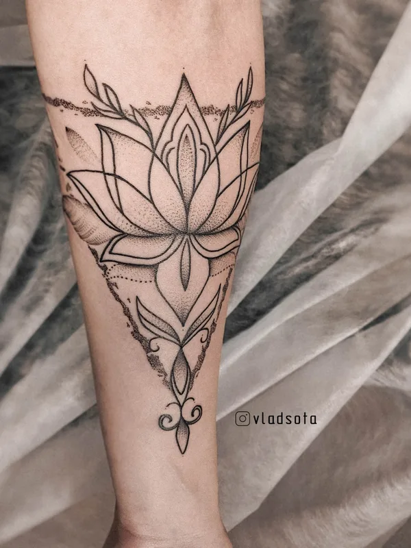 black linework Tatuaggio su forearm #64959 | Tatuatore Владислав Пермяков