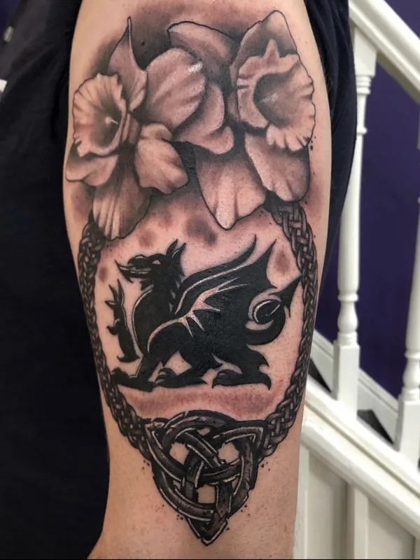 black and grey black and grey 纹身 在 upper arm #39460 | 纹身师 Lowri Elizabeth Rogers