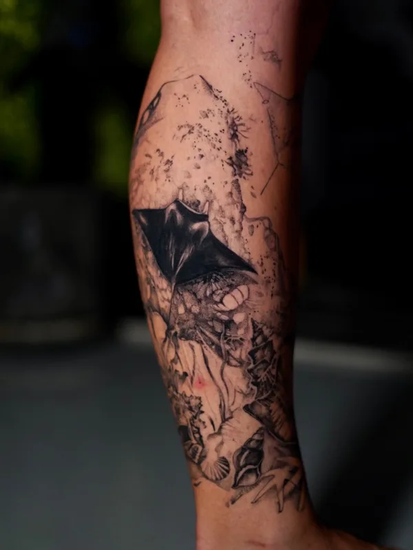 black and grey blackwork татуировка на calf #69006 | Тату мастер Sole González 