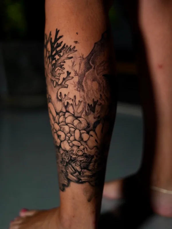 black and grey blackwork татуировка на calf #69003 | Тату мастер Sole González 