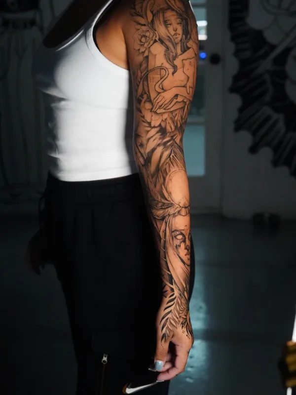 female black and grey realism татуировка на full sleeve #69008 | Тату мастер Sole González 