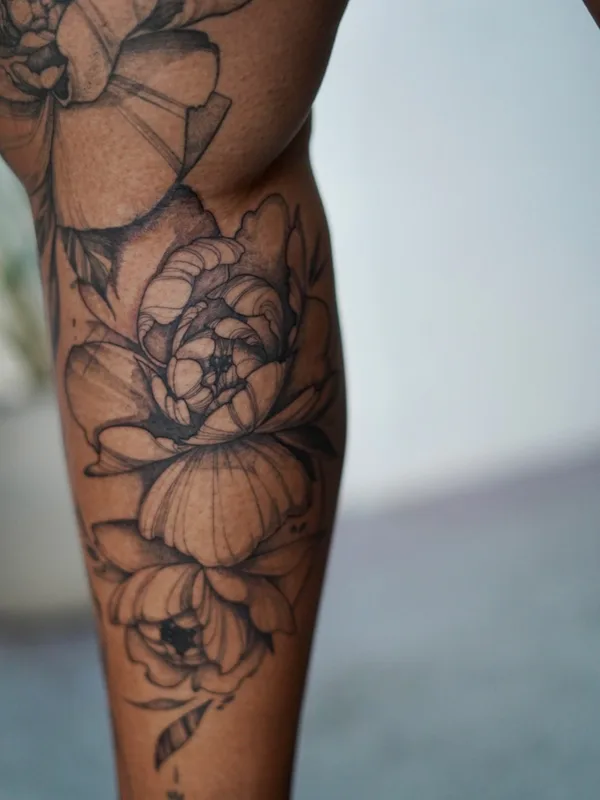 black and grey linework татуировка на thigh #69000 | Тату мастер Sole González 