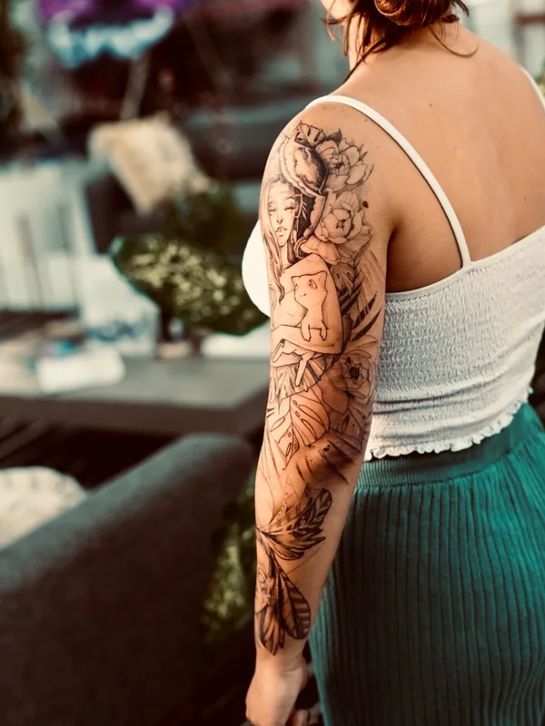 female black and grey sketch татуировка на full sleeve #69004 | Тату мастер Sole González 