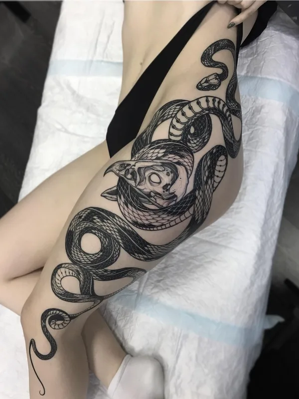 female black and grey blackwork татуировка на thigh #36412 | Тату мастер Vladimir Pride